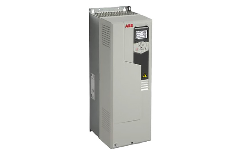 Azionamento a frequenza variabile (VFD) standard ABB ACS580 per uso generale.